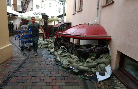 Как спасатели эвакуировали людей во время ливня в Минске (фото)