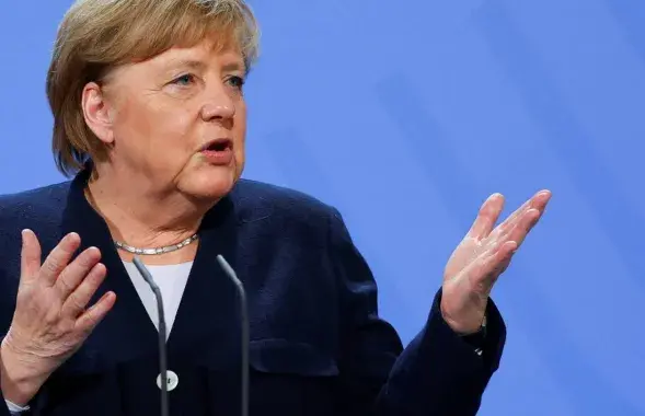 В Германии сделали плюшевого медведя по случаю отставки Меркель