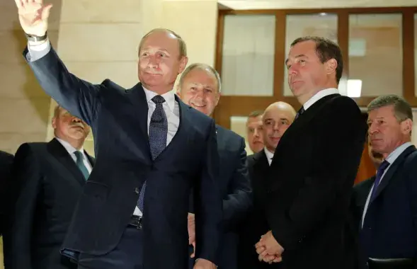 Белорусский премьер Сергей Румас за спиной российского президента Владимира Путина&nbsp;/ Reuters