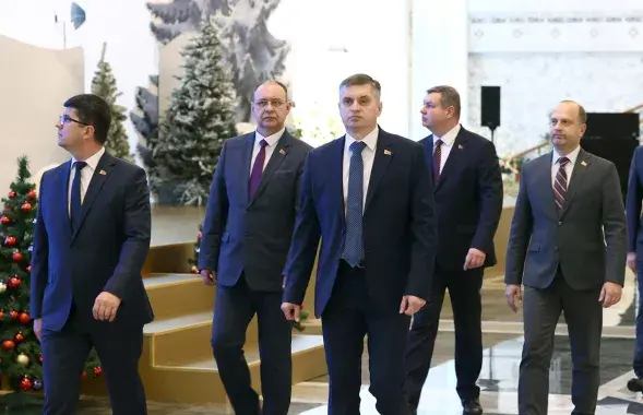 Сяргей Бабовіч (крайні справа) трапіў у Палац Незалежнасці