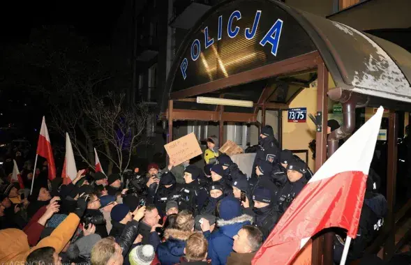 Протестующие возле отделения полиции в Варшаве