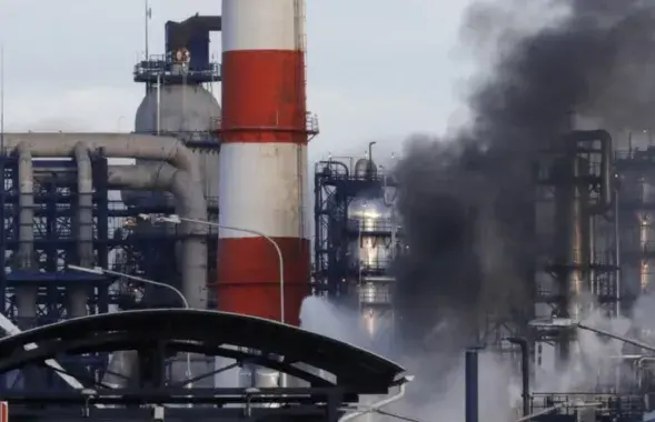 Из-за атак беспилотников переработка нефти в РФ сокращается
