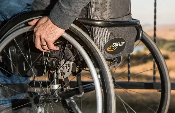Человек с инвалидностью, иллюстративное фото
