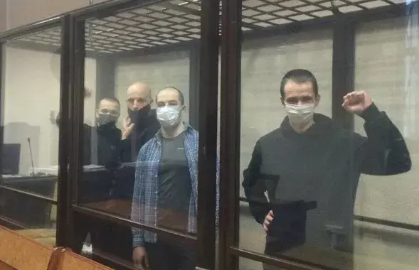 Анархисты Дмитрий Дубовский, Игорь Олиневич, Дмитрий Резанович и Сергей Романов в суде.

