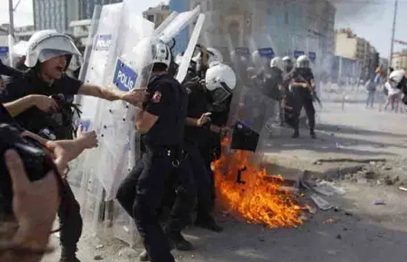 У Стамбуле зноў сутычкі, паліцыя ўжывае газ і вадамёты 