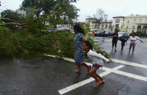 Супертайфун "Ёланда" ідзе праз Філіпіны, ёсць ахвяры (відэа)