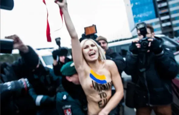 У 25-градусны мароз FEMEN зладзілі акцыю каля офіса "Газпрама" (фота)