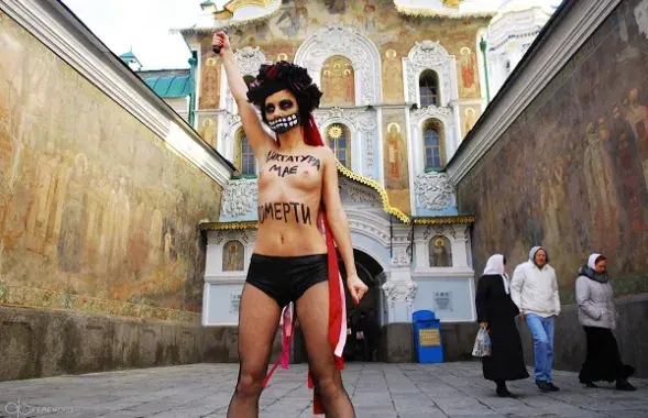 Аголеныя актывісткі Femen напалі на жанчыну-палітыка (фота, відэа)