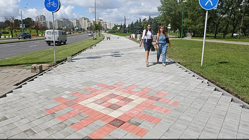 Фотафакт: у Мінску з'явілася пешаходная плітка ў выглядзе нацыянальнага ўзору