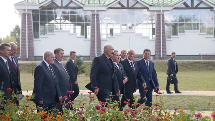 Лукашэнка падчас наведвання Маларыты выказаўся пра заробкі беларусаў