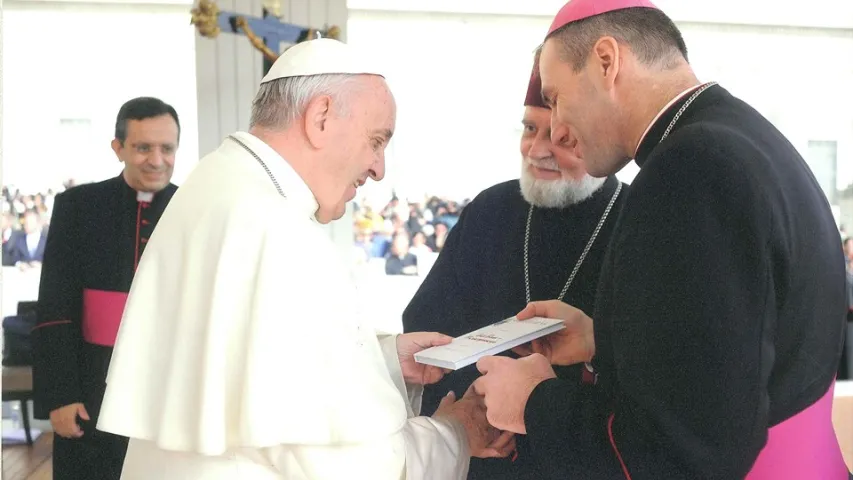 Папа Рымскі атрымаў пераклад сваёй кнігі на беларускую мову (фота)