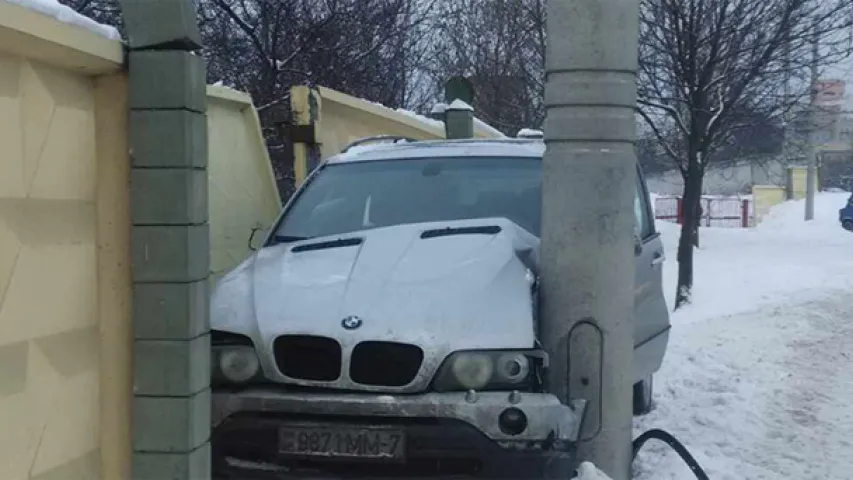 У Мінску BMW X5 вылецеў з дарогі і захрас паміж слупом і плотам (фота)