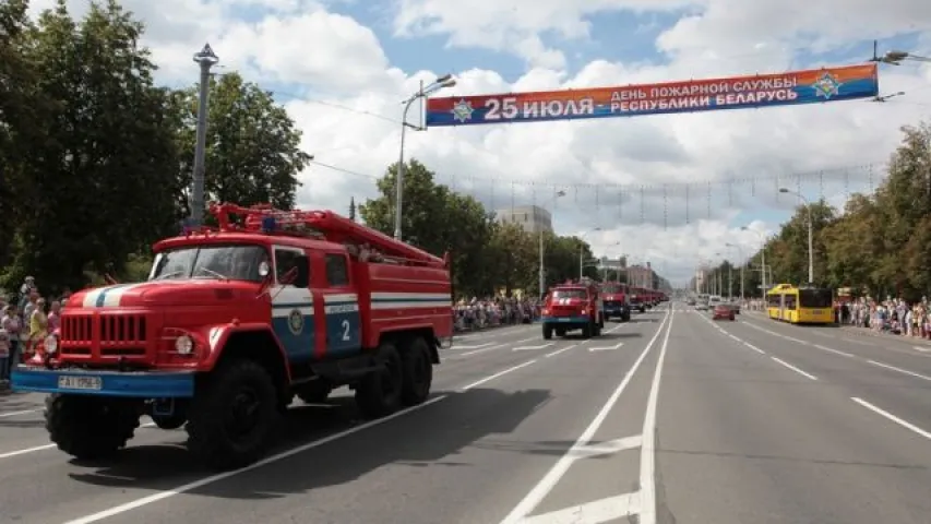 У Мінску адбыўся парад пажарнай тэхнікі (фота, відэа)