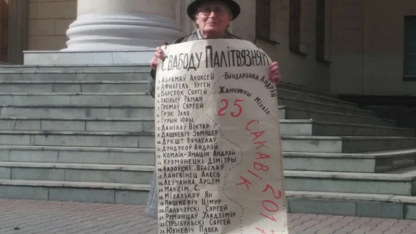 Ніна Багінская выйшла да КДБ з плакатам "Свабоду палітвязням!", яе затрымалі