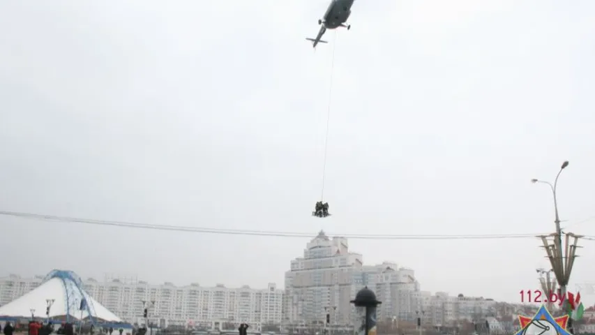 У Мінску верталёт эвакуяваў людзей з даху гандлёвага цэнтра (фота, відэа)