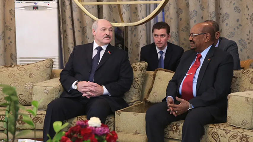 У Хартуме Лукашэнка і аль-Башыр выступалі са сцэны залацістага колеру (фота)