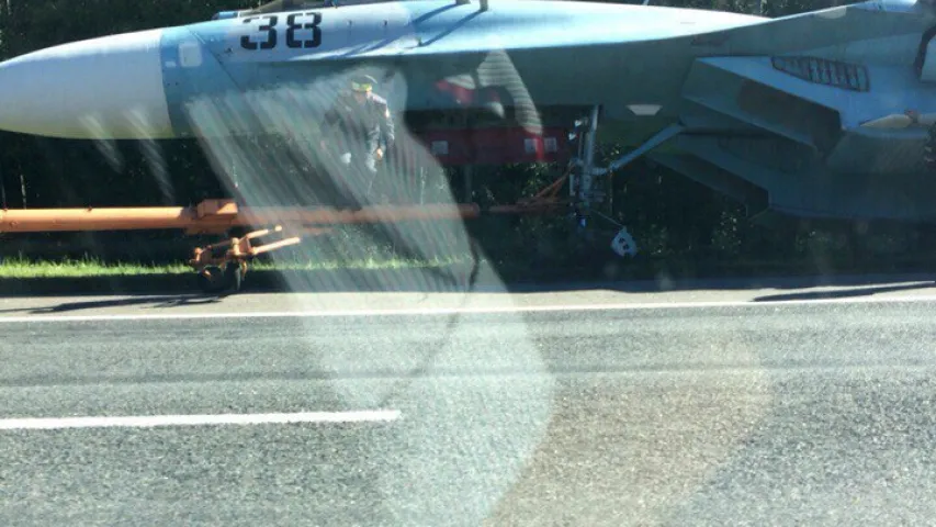 Стала вядома, як Су-27 апынуўся ў кювеце аўтатрасы ў Аршанскім раёне (фота)