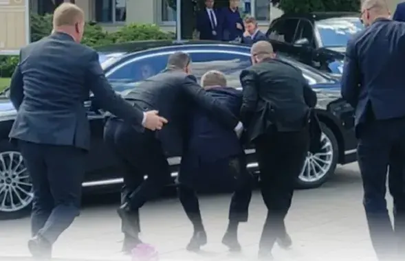 Спустя секунды после покушения на премьер-министра Словакии
