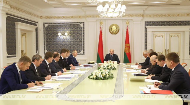Лукашэнка: "Хопіць мне ўносіць прапановы па дзесяць разоў"