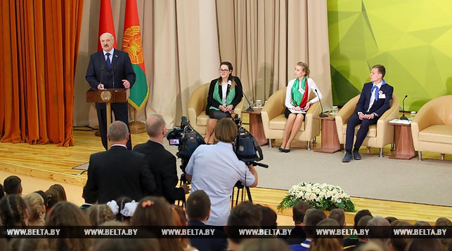 Лукашэнка гаварыў са школьнікамі пра ЦТ, якасці лідара і эміграцыю