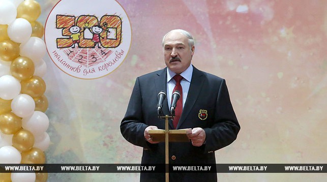 Лукашэнка — дзецям: Мне вельмі прыемна, што не на хакей мы сабраліся