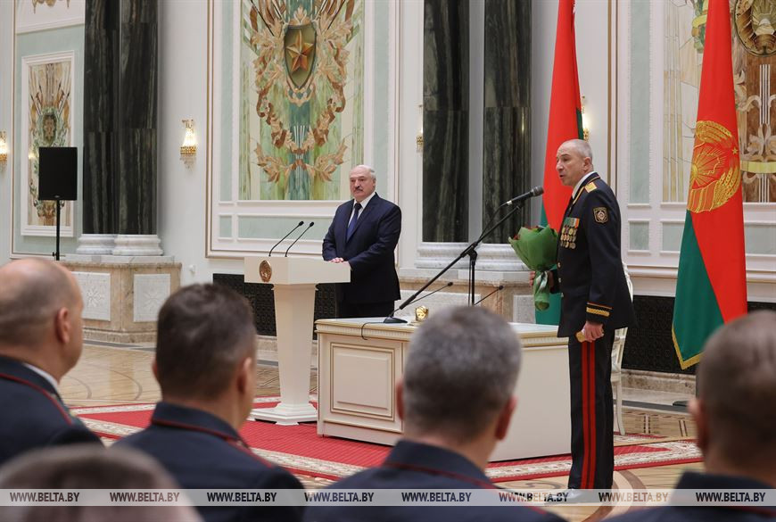 Лукашэнка ўручаў генеральскія пагоны міліцыянерам