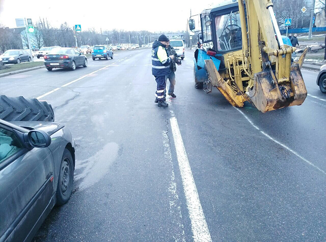 У Мінску ад трактара адляцела кола і звалілася на легкавік (фота)