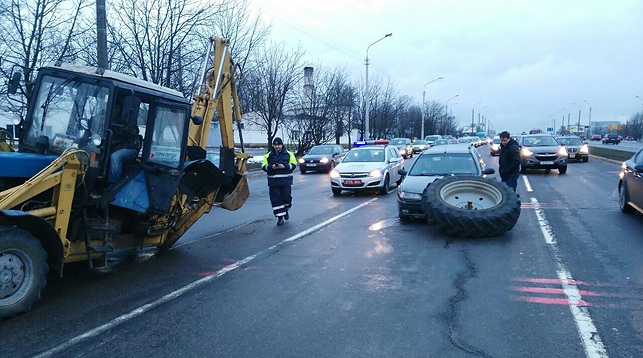 У Мінску ад трактара адляцела кола і звалілася на легкавік (фота)