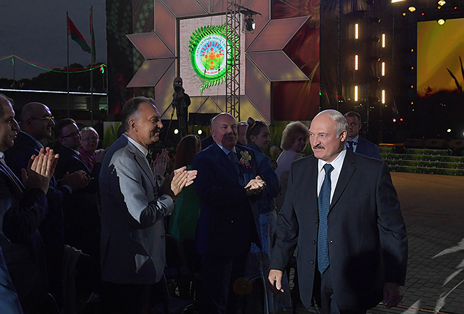 Лукашенко "собрал друзей" в Александрии, а за спиной — охранник