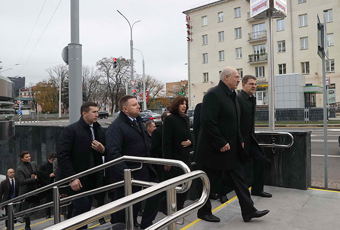 Лукашэнка ехаў у цягніку на трэцяй лініі метро, стоячы ў кабіне (відэа)