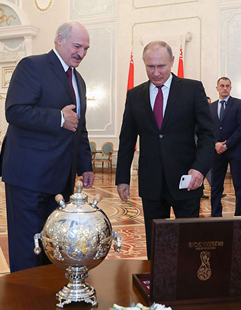Пуцін падарыў Лукашэнку "гарачы футбольны мяч" (фота, відэа)