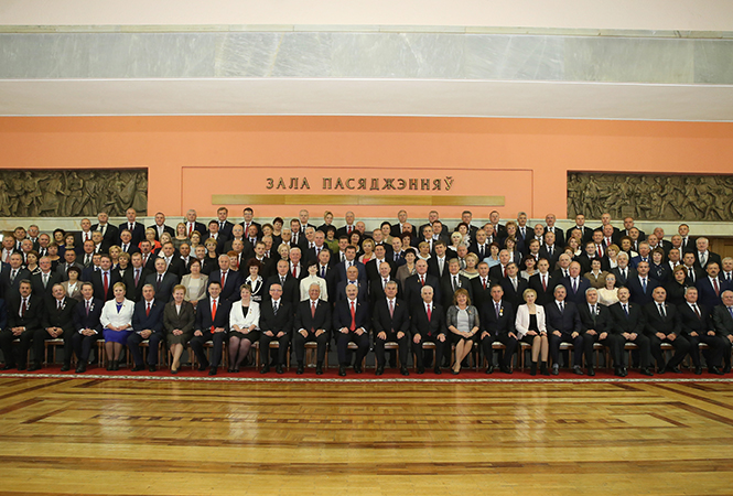 Лукашэнка зрабіў агульнае фота з дэпутатамі і сенатарамі