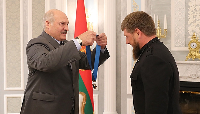 Лукашенко наконец-то вручил орден Дружбы народов Рамзану Кадырову