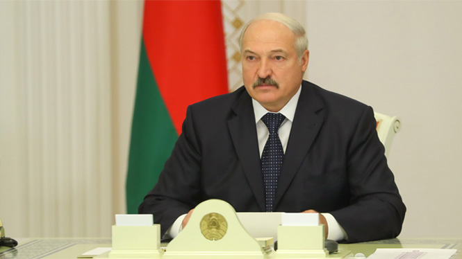 Лукашэнка: Нямала соцень мільёнаў долараў боўтаецца за межамі краіны