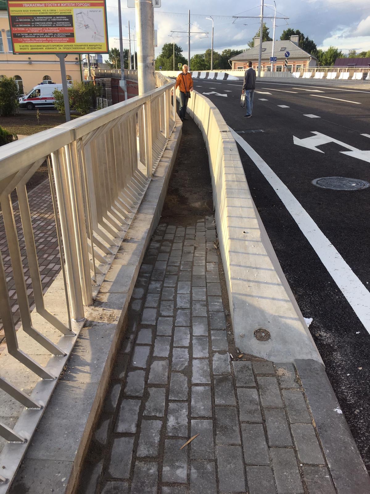 Пешеходные дорожки на витебском мосту за $100 млн ведут в никуда
