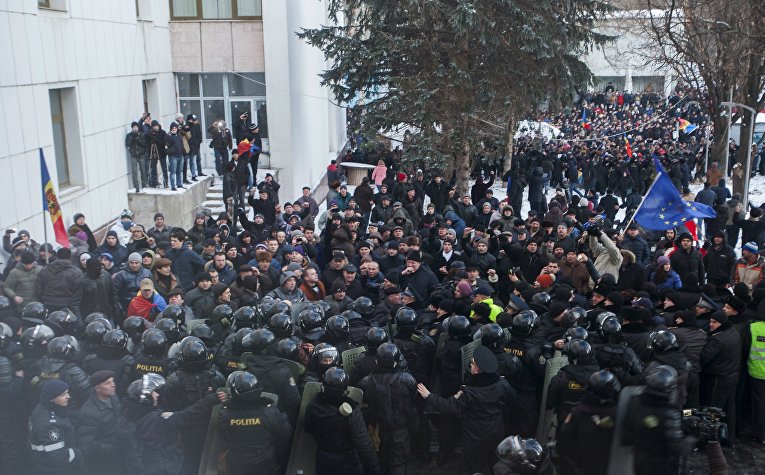 У Кішынёве пасля беспарадкаў уначы прыведзены да прысягі новы ўрад