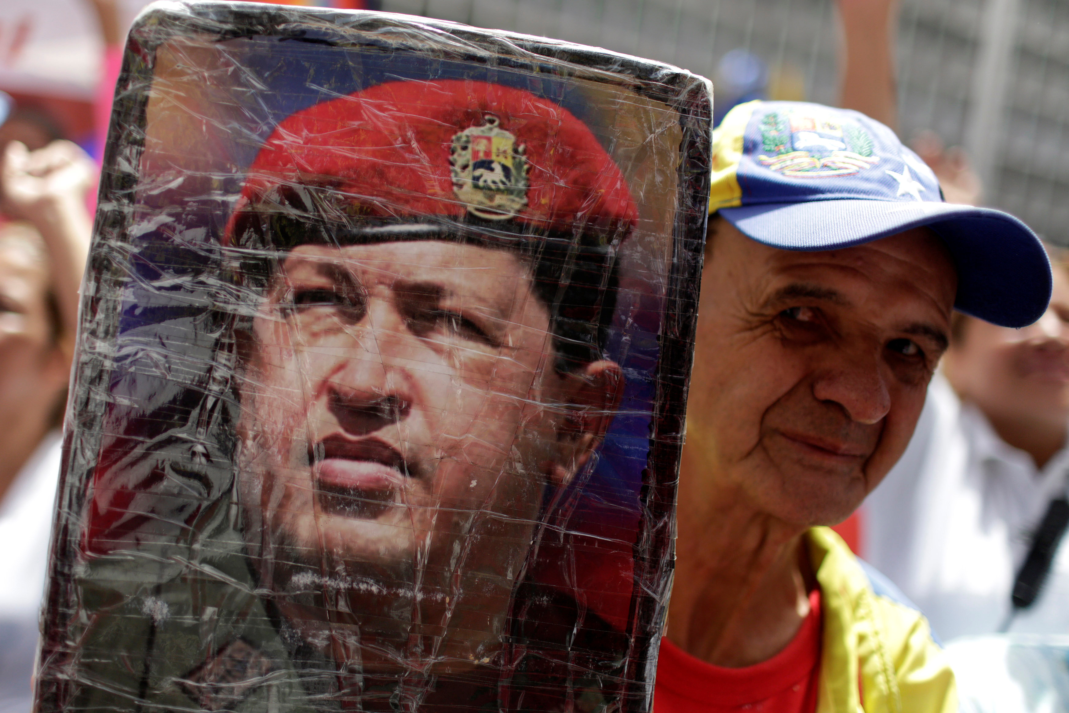 Фотафакт: у Венесуэле пратэстоўцы спалілі дом Уга Чавеса