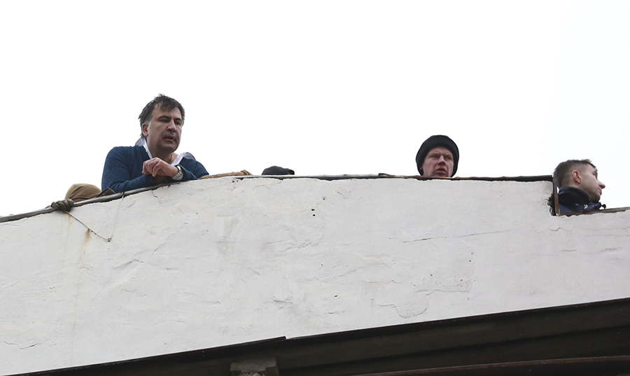Прорыв в наручниках: что помешало задержанию Саакашвили