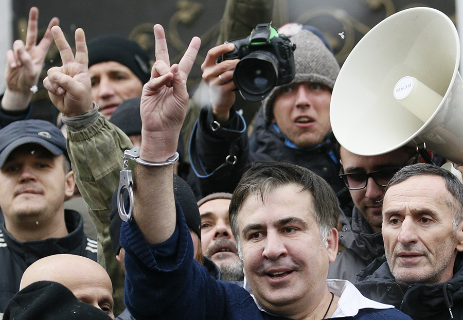 Прорыв в наручниках: что помешало задержанию Саакашвили