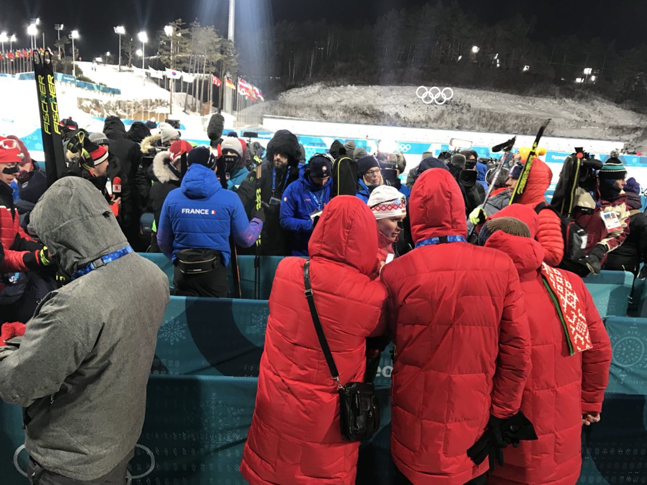Зрителям на олимпиаде выдают шарфы варежки и грелки. Репортаж из Кореи
