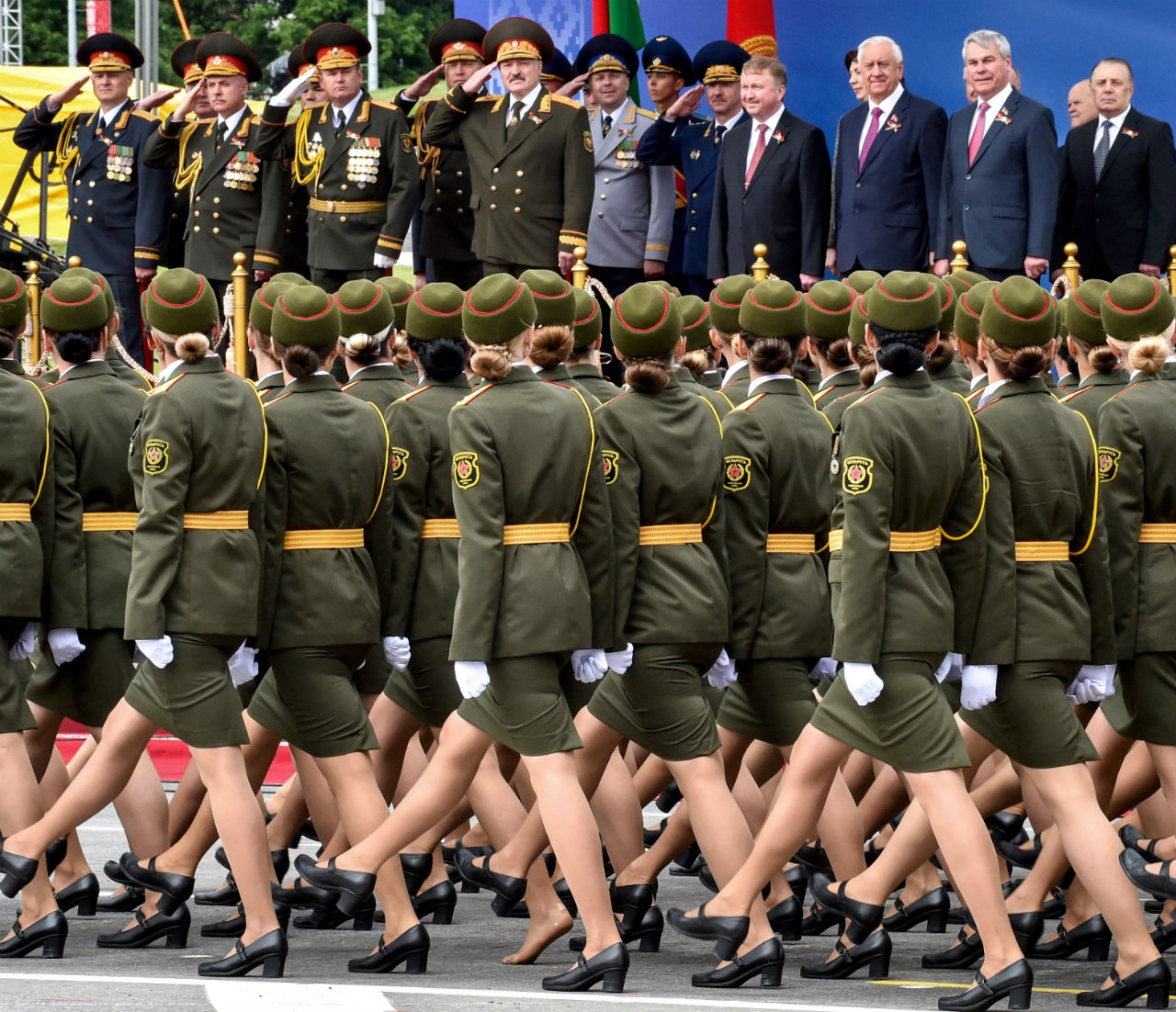 На вайсковым парадзе жанчына ішла перад Лукашэнкам басанож (фотафакт)