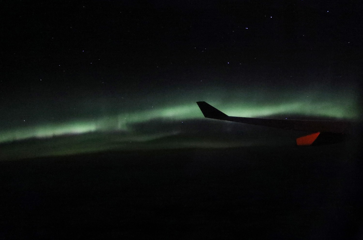 Фото дня: Северное сияние с борта самолёта