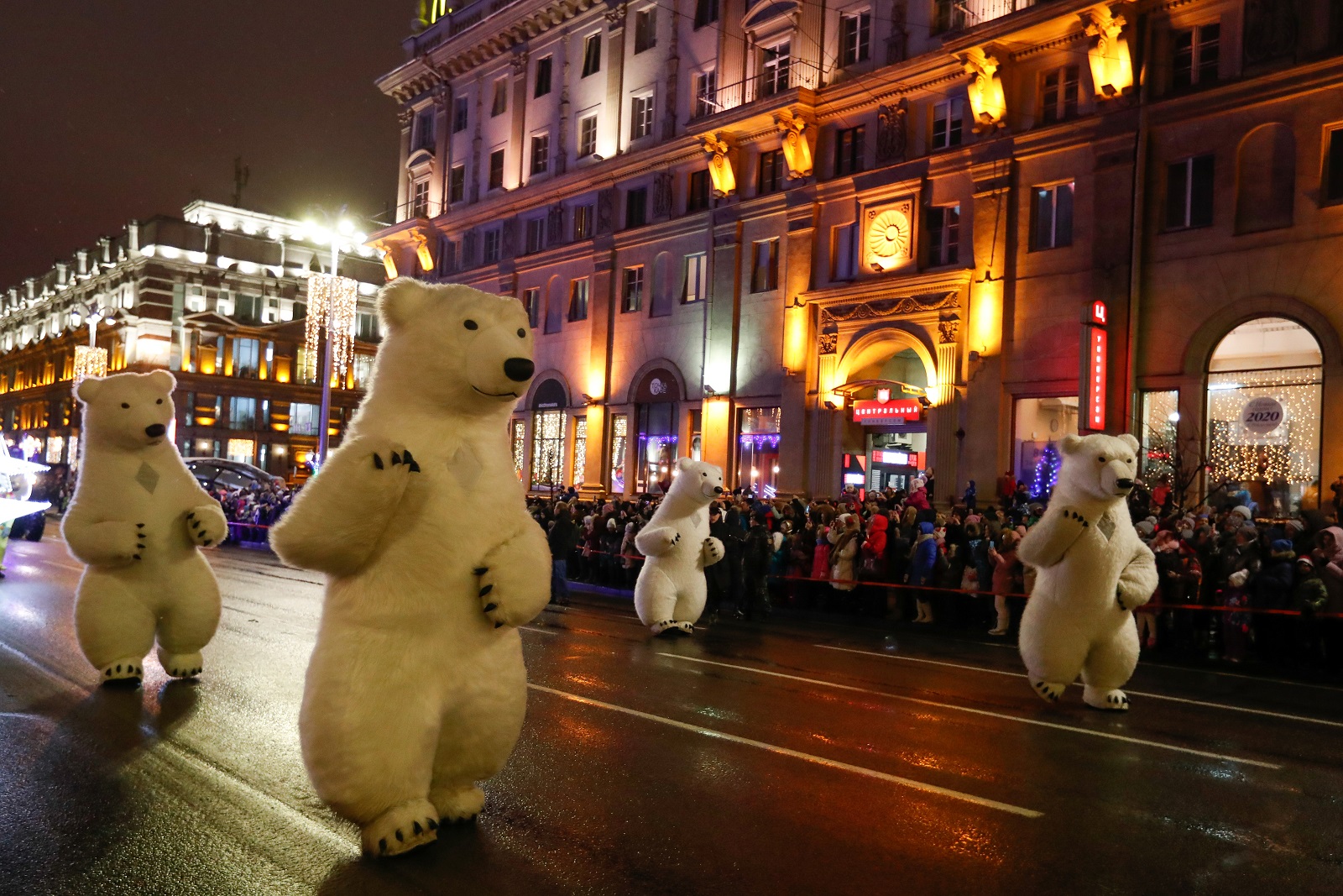 Белые медведи и Снегурочка на тракторе: как прошёл парад Дедов Морозов в Минске