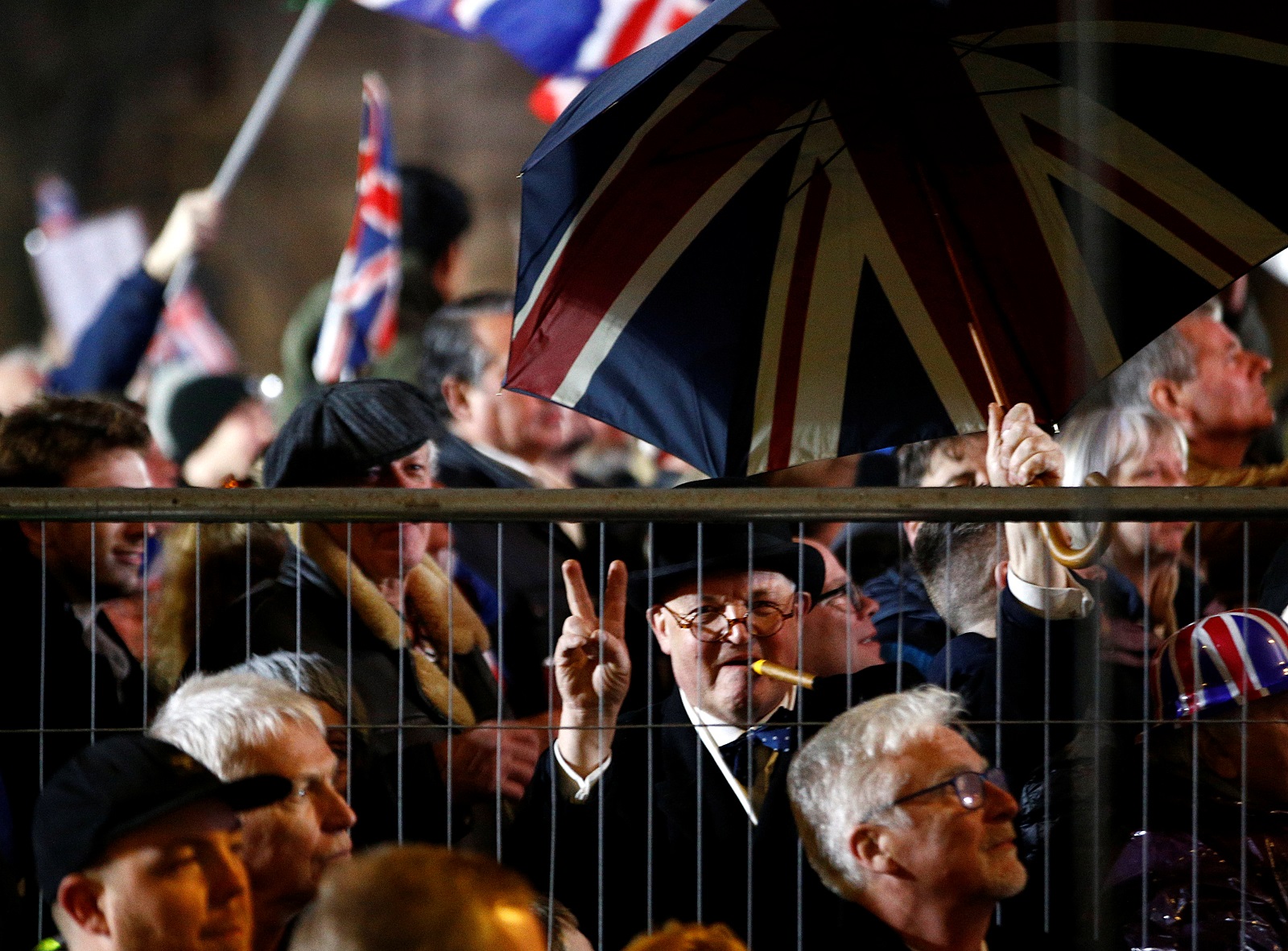 Уличные гуляния и растоптанные флаги: как Великобритания попрощалась с Европой