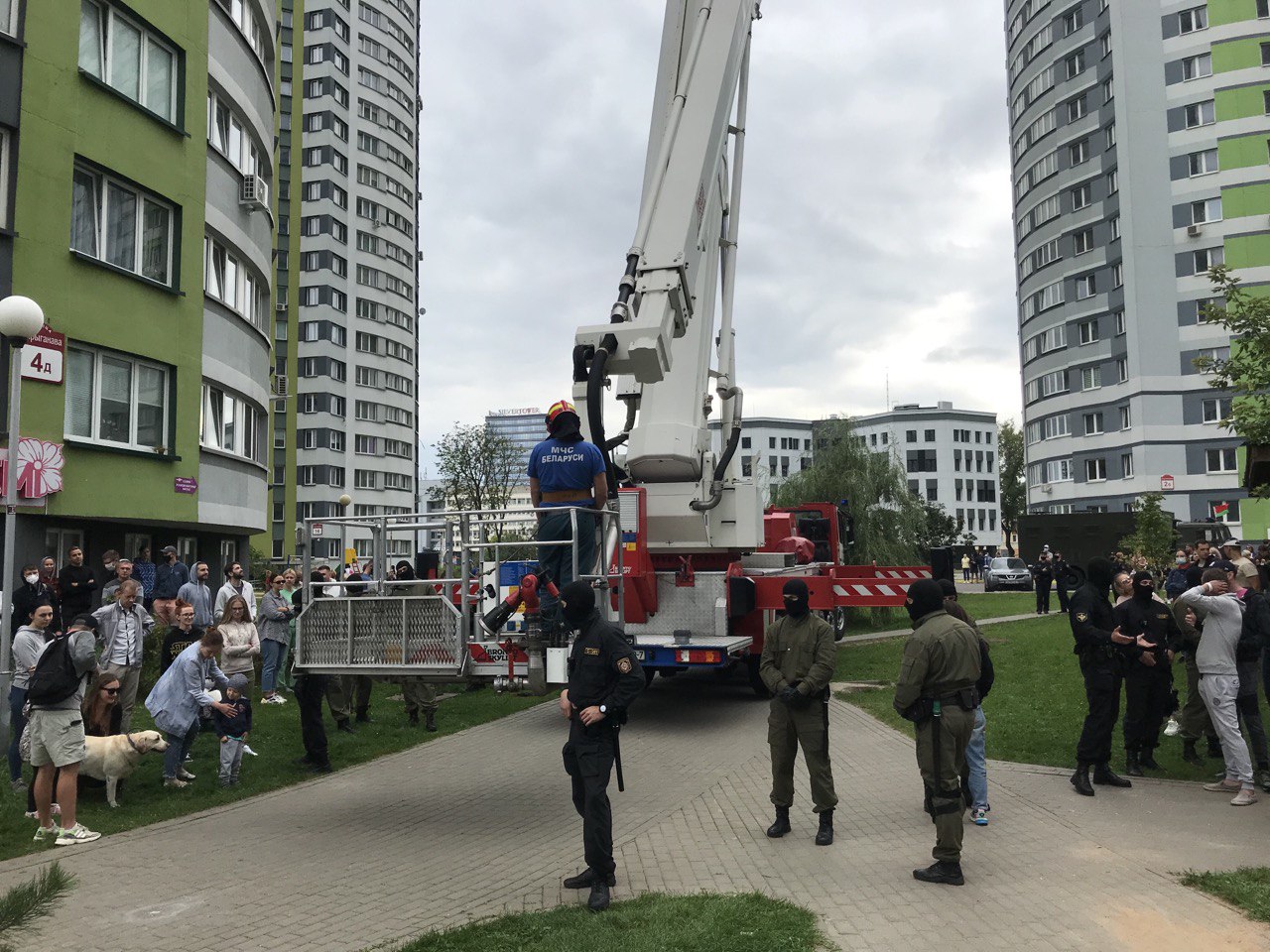 Минский пожарный предупредил жильцов, что их БЧБ-флаг едут снимать — его уволили