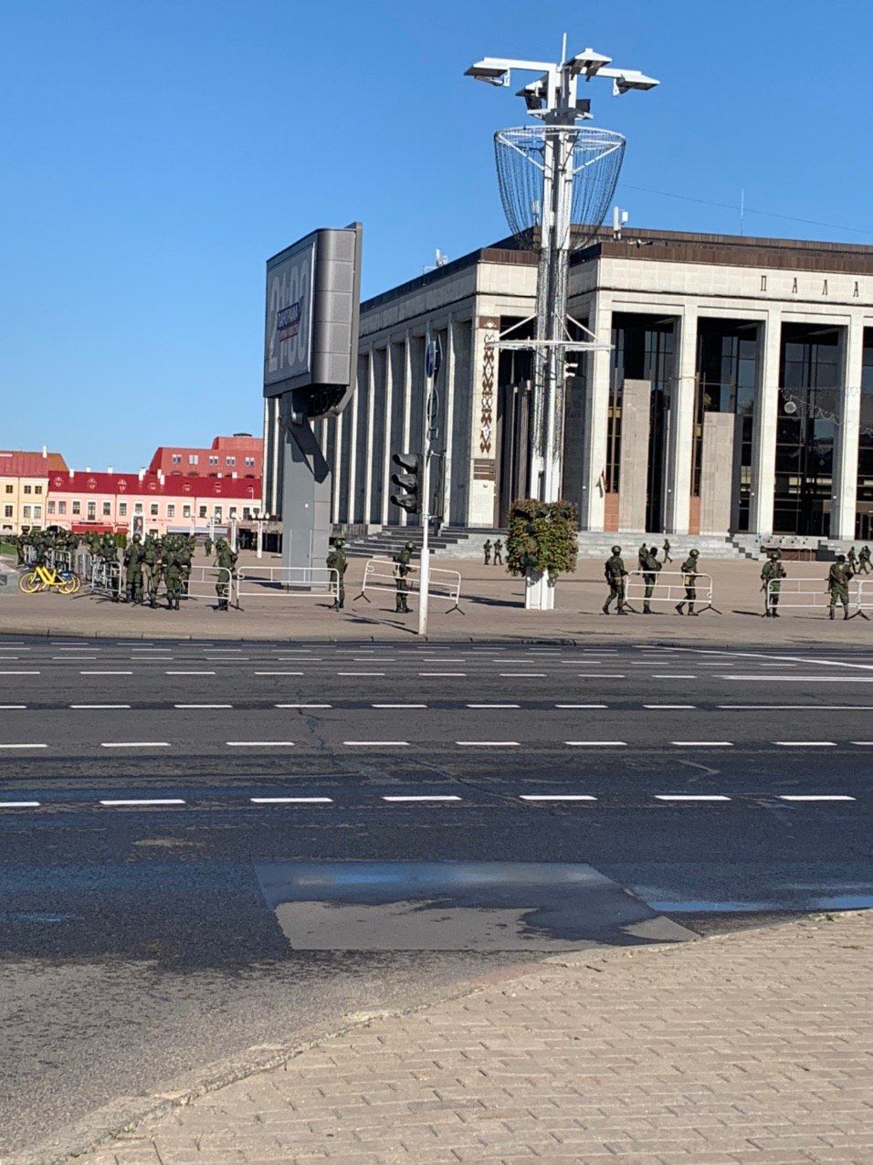 В Минск снова съезжается спецтехника, на улицах — силовики и ограждения