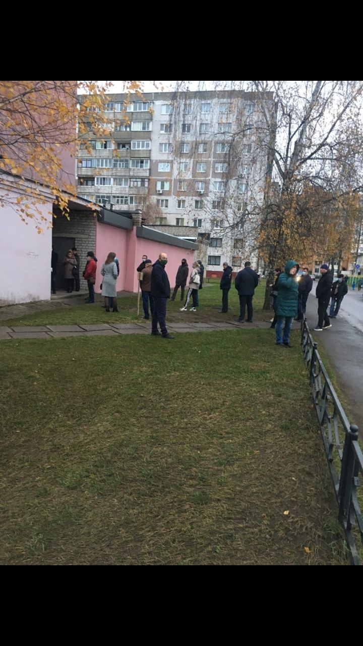 Люди с симптомами COVID-19 часами стоят на улицах в очередях к поликлиники