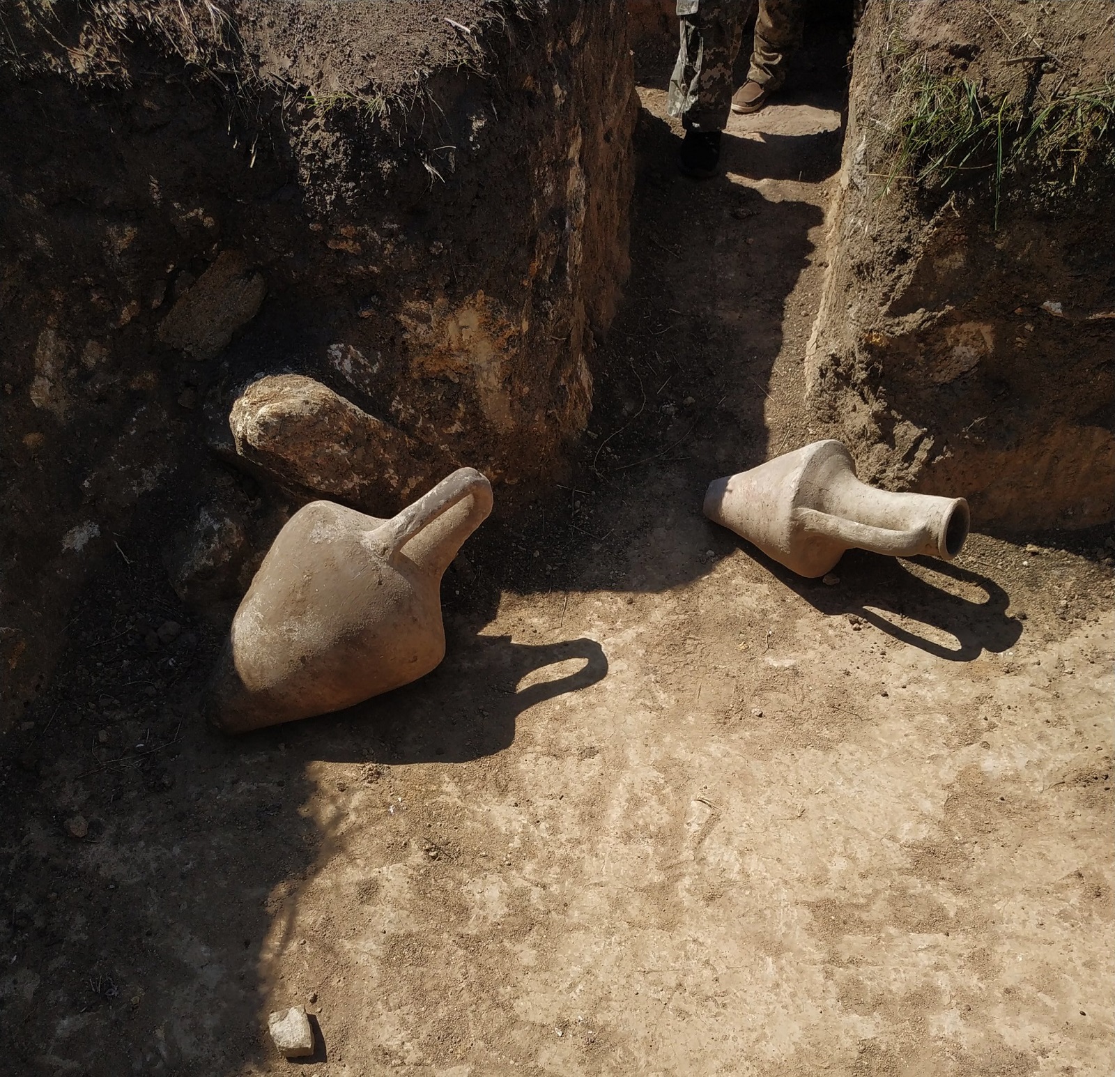Украінскія байцы капалі акопы і знайшлі старажытныя амфары