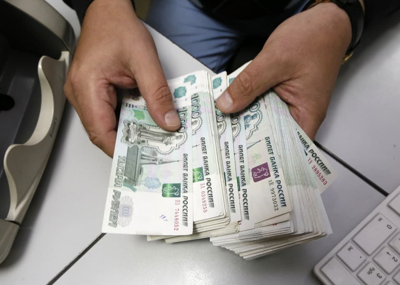 Эксперт: во власти борьба за печатный станок, а рубль упадёт, когда его включат