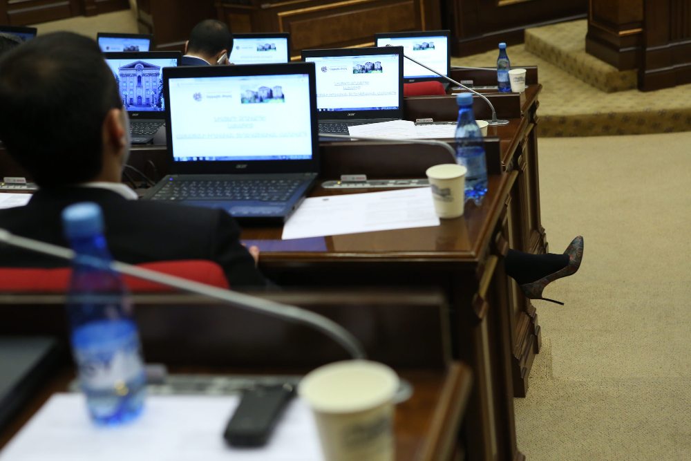 Парламент Армении пытается не выбрать премьера